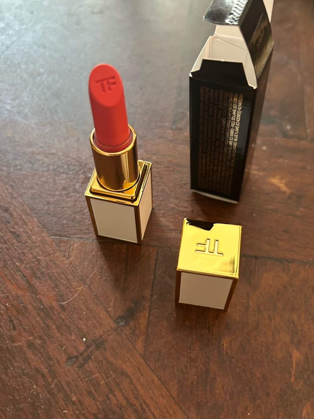 Tom Ford Lipstick - Coral Red  Dorothy Moisturizing Cream Lipstick